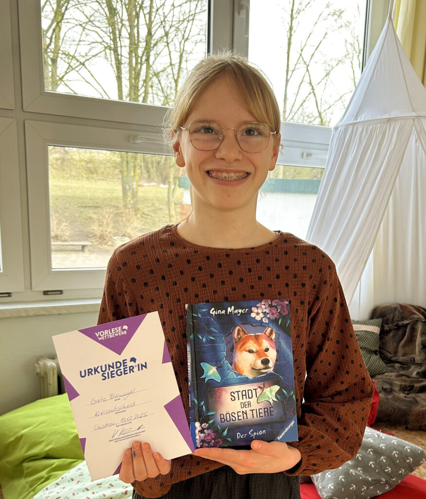 Gewinnerin des Kreisausscheides Greta Bleinagel mit Urkunde und Buch.